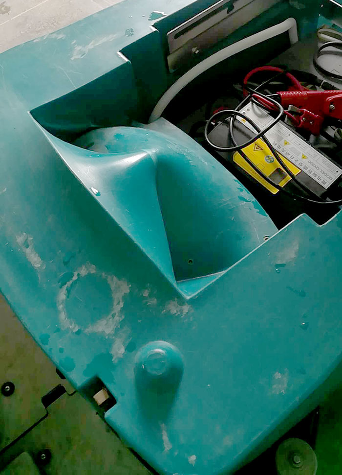 變形的洗地機(jī) 變形的洗地機(jī)